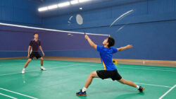 Teknik Pukulan Underhand Clear Badminton Untuk Keluar Dari Tekanan Serangan Lawan