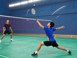 Teknik Pukulan Underhand Clear Badminton Untuk Keluar Dari Tekanan Serangan Lawan