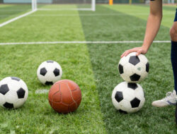 Tips Memilih Bola Sepak Yang Sesuai Dengan Jenis Lapangan Yang Digunakan